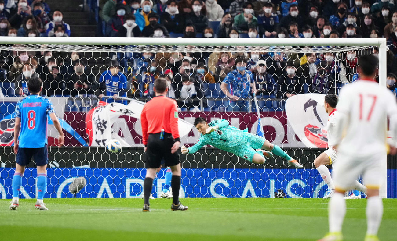 日本対ベトナム　前半、ベトナムに先制を許すGK川島（撮影・江口和貴）
