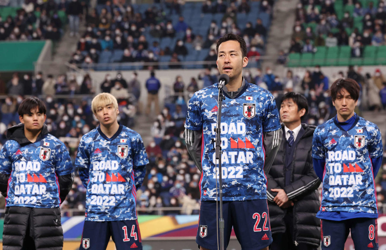 日本対ベトナム　試合終了後、あいさつをする吉田（中央）（2022年3月29日撮影）