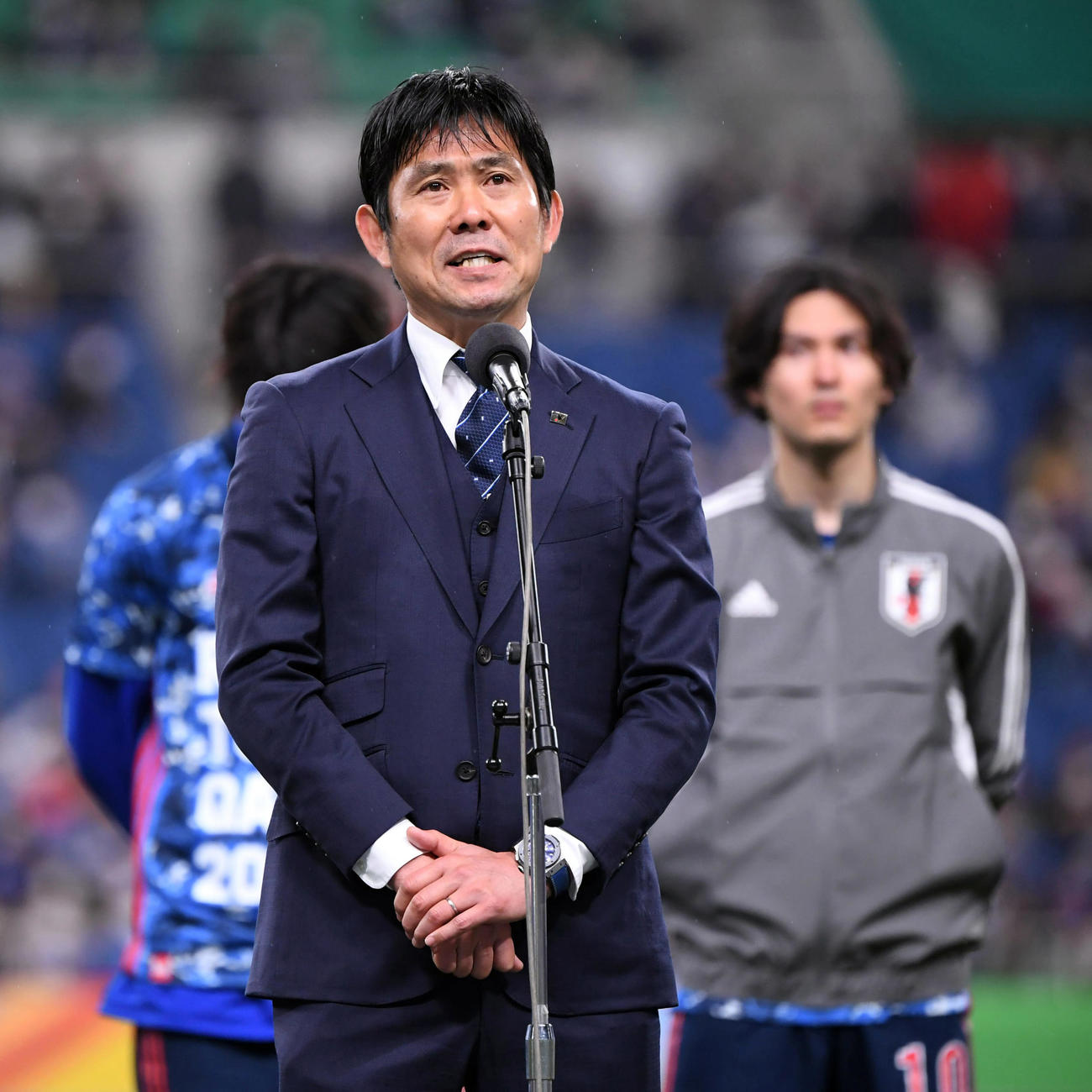 日本対ベトナム　試合後のW杯出場報告セレモニーであいさつする森保監督（2022年3月29日撮影）
