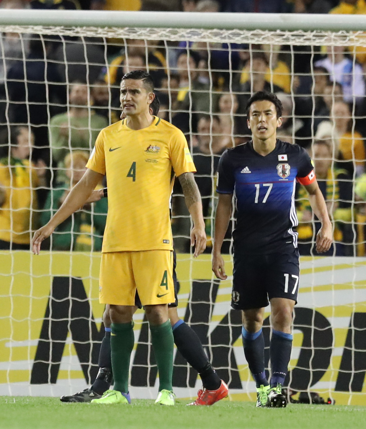 16年10月11日、W杯ロシア大会アジア最終予選の日本戦に出場したオーストラリア代表FWケーヒル。右は日本代表MF長谷部