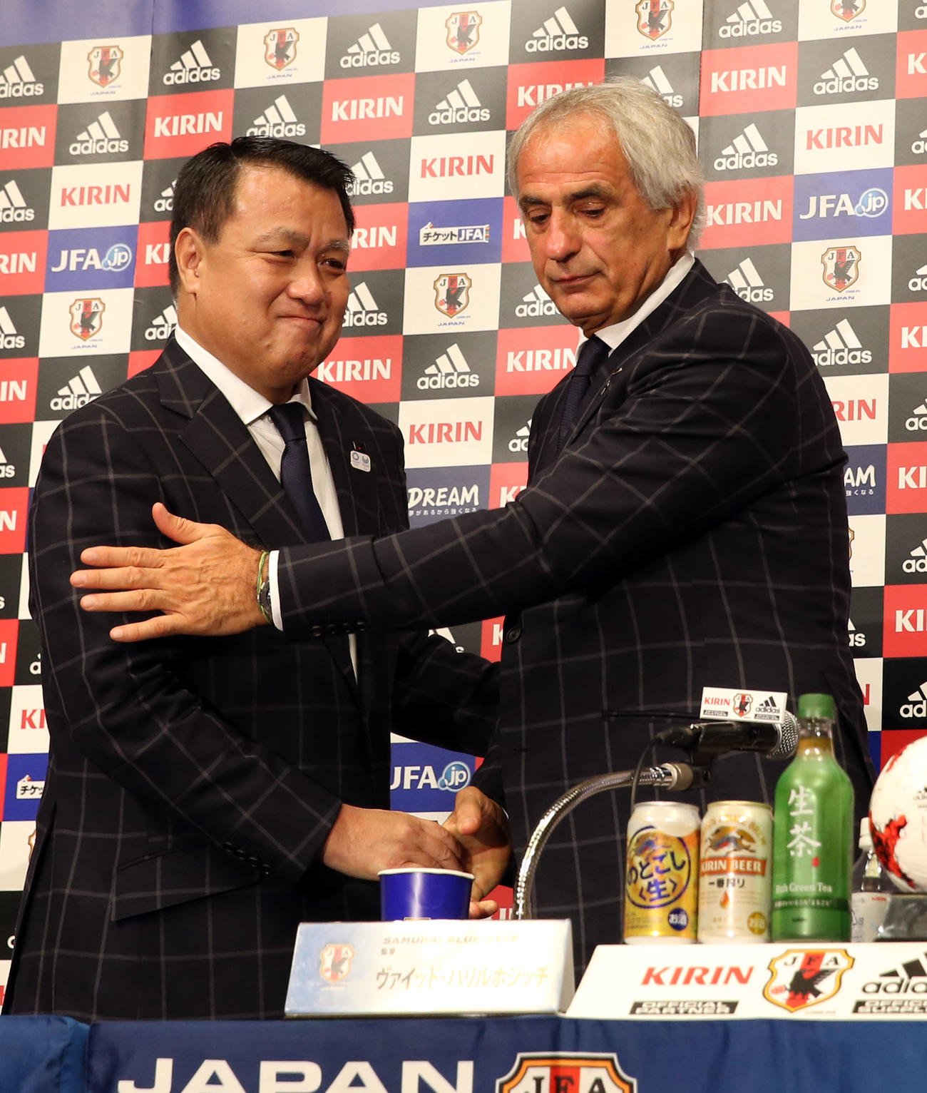 田嶋会長（左）と握手を交わすハリルホジッチ監督（2017年9月1日撮影）