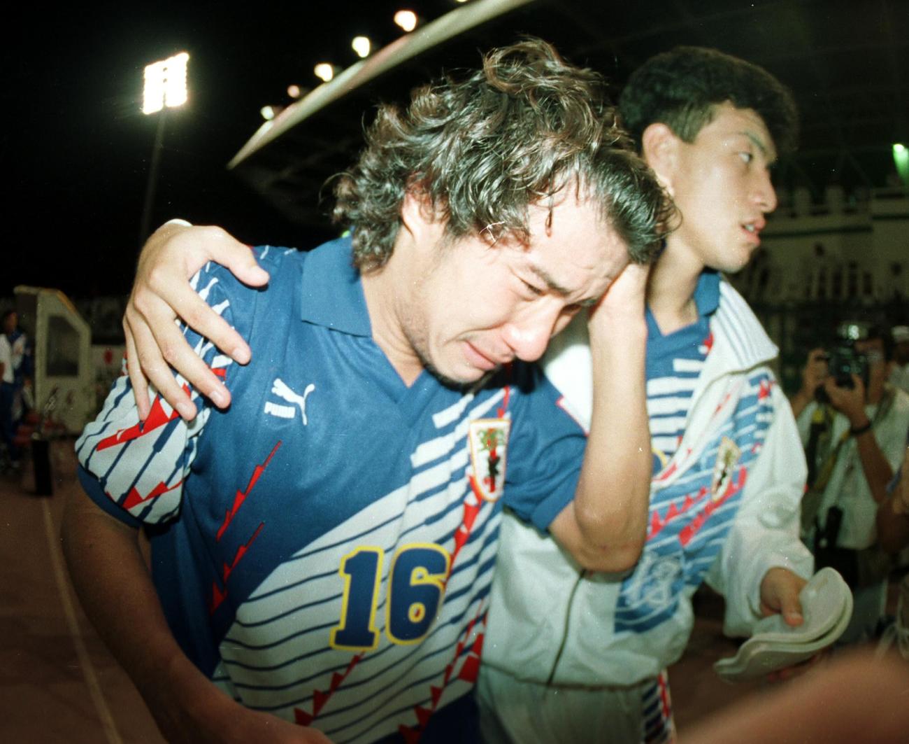93年10月、W杯出場を逃し、号泣する中山（手前）と肩を抱いてなぐさめる黒崎