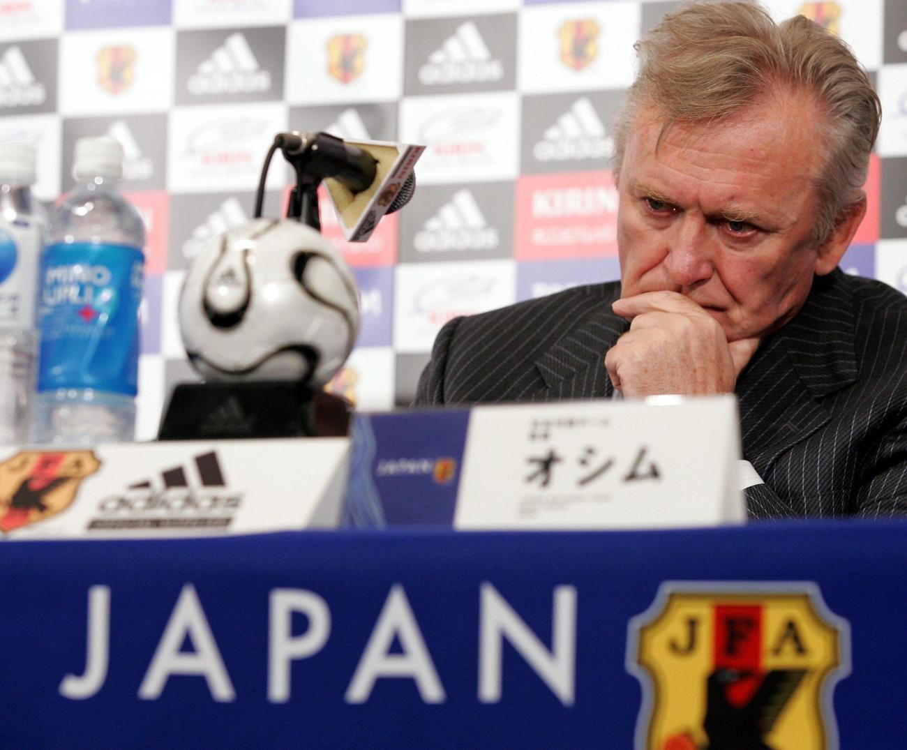 日本代表監督就任会見　就任会見中、険しい表情で報道陣の質問を聞くイビチャ・オシム新監督（06年7月21日撮影）