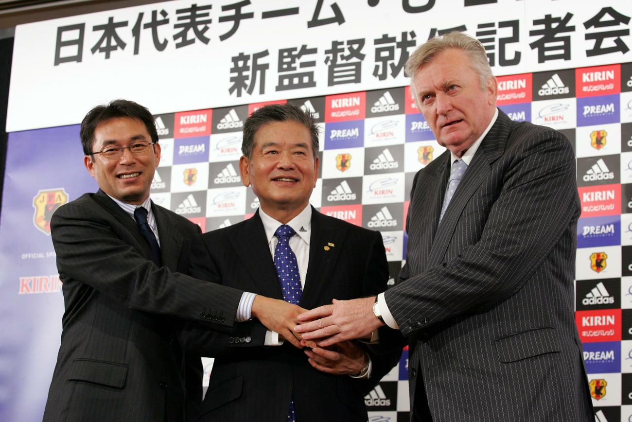 06年7月　日本代表監督就任会見　就任会見後、握手を交わす右からイビチャ・オシム新監督、川淵三郎キャプテン、反町康治五輪監督