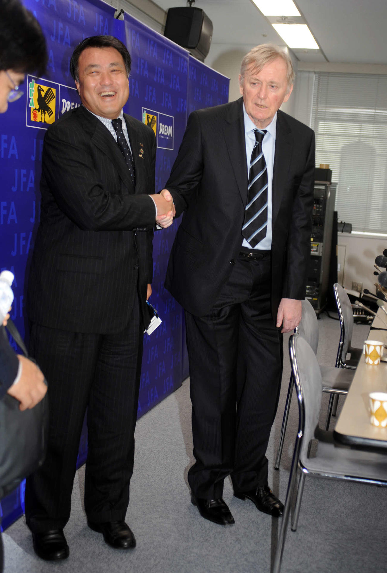08年、日本サッカー協会のアドバイザーに就任したイビチャ・オシム氏(右)は田嶋幸三専務理事と握手