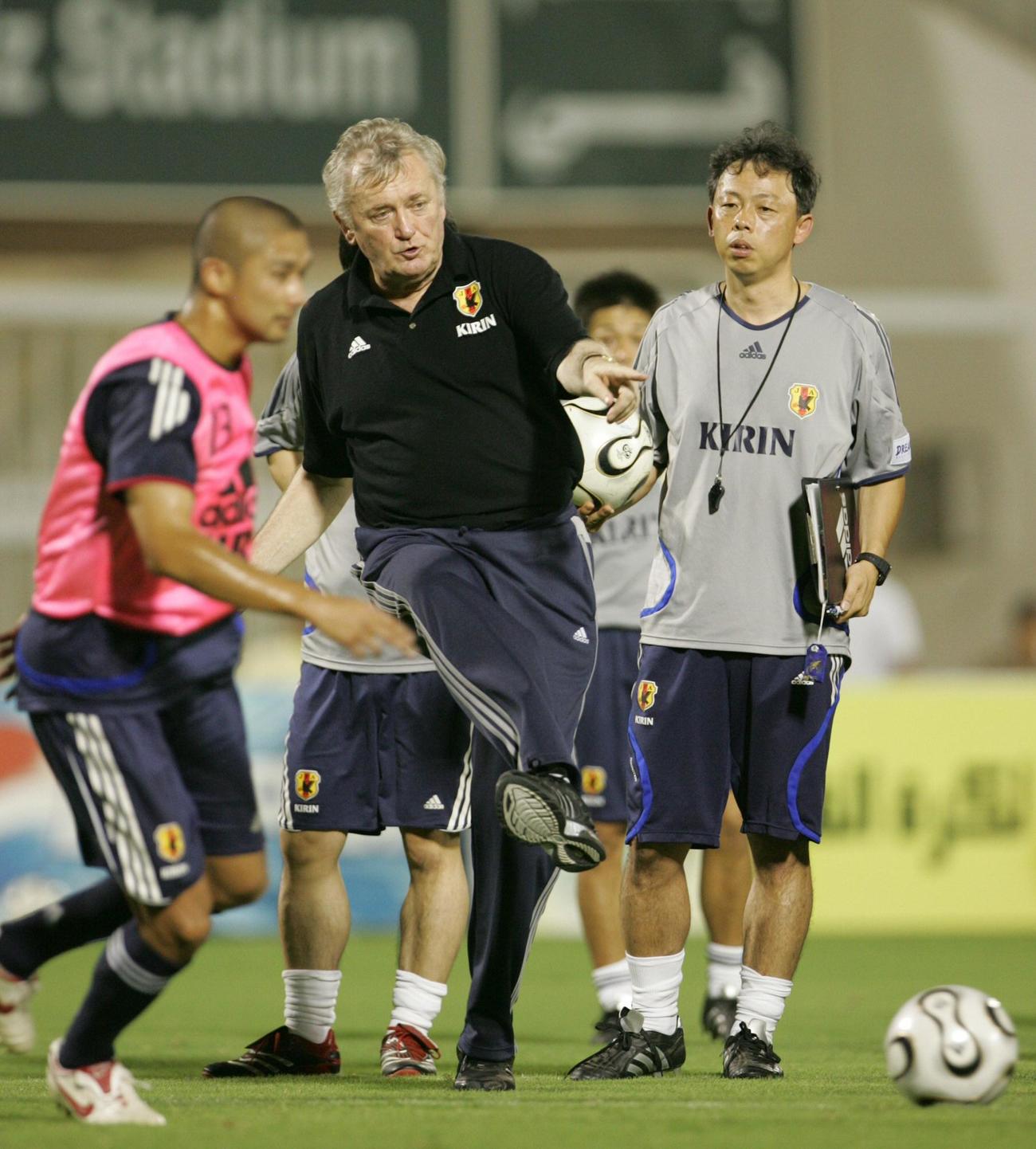 06年9月　日本代表練習　イビチャ・オシム監督（中央）は練習でボールを出す。右は大熊清コーチ、左は坪井慶介