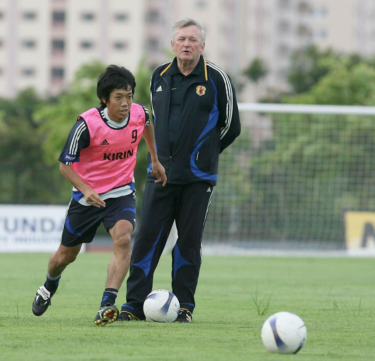 2007年7月、日本代表練習でイビチャ・オシム日本代表監督（右）の前で必死にボール追う中村憲剛