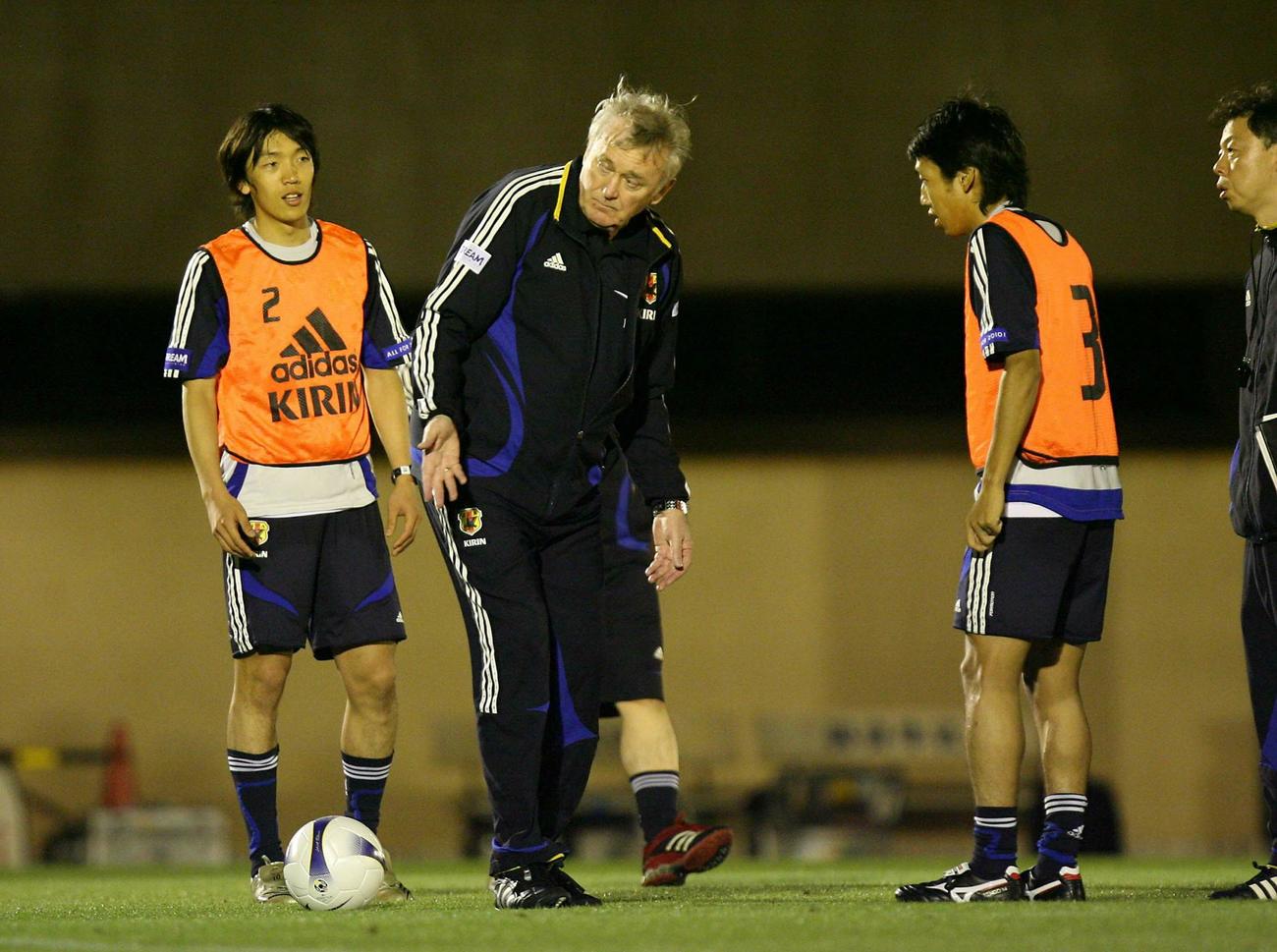 2007年7月、日本代表練習でのFK練習でイビチャ・オシム監督（中央）から支持を受ける中村俊輔（左）と中村憲剛