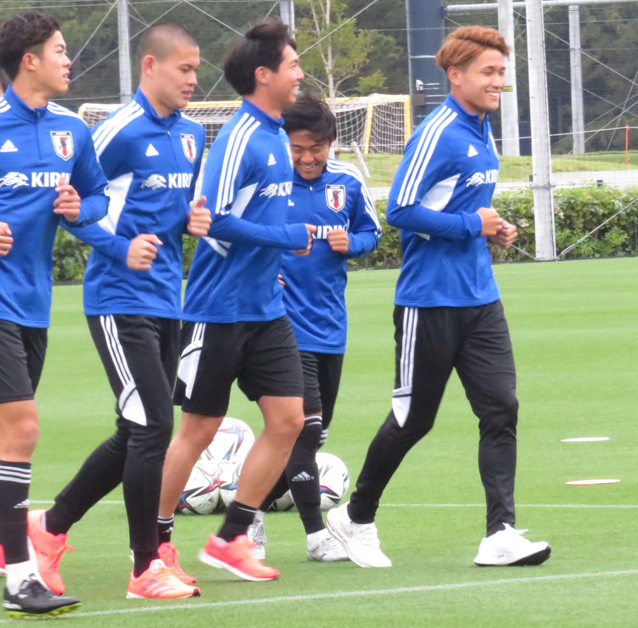 U21日本代表候補合宿の練習でランニングを行うFC東京MF松木玖生（右端）、コンサドーレ札幌FW中島大嘉（左から2人目）ら選手たち（撮影・磯綾乃）