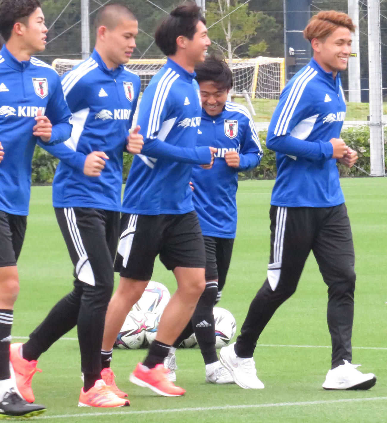 U－21日本代表候補合宿の練習でランニングを行う松木（右端）、中島（左から2人目）ら選手たち（撮影・磯綾乃）