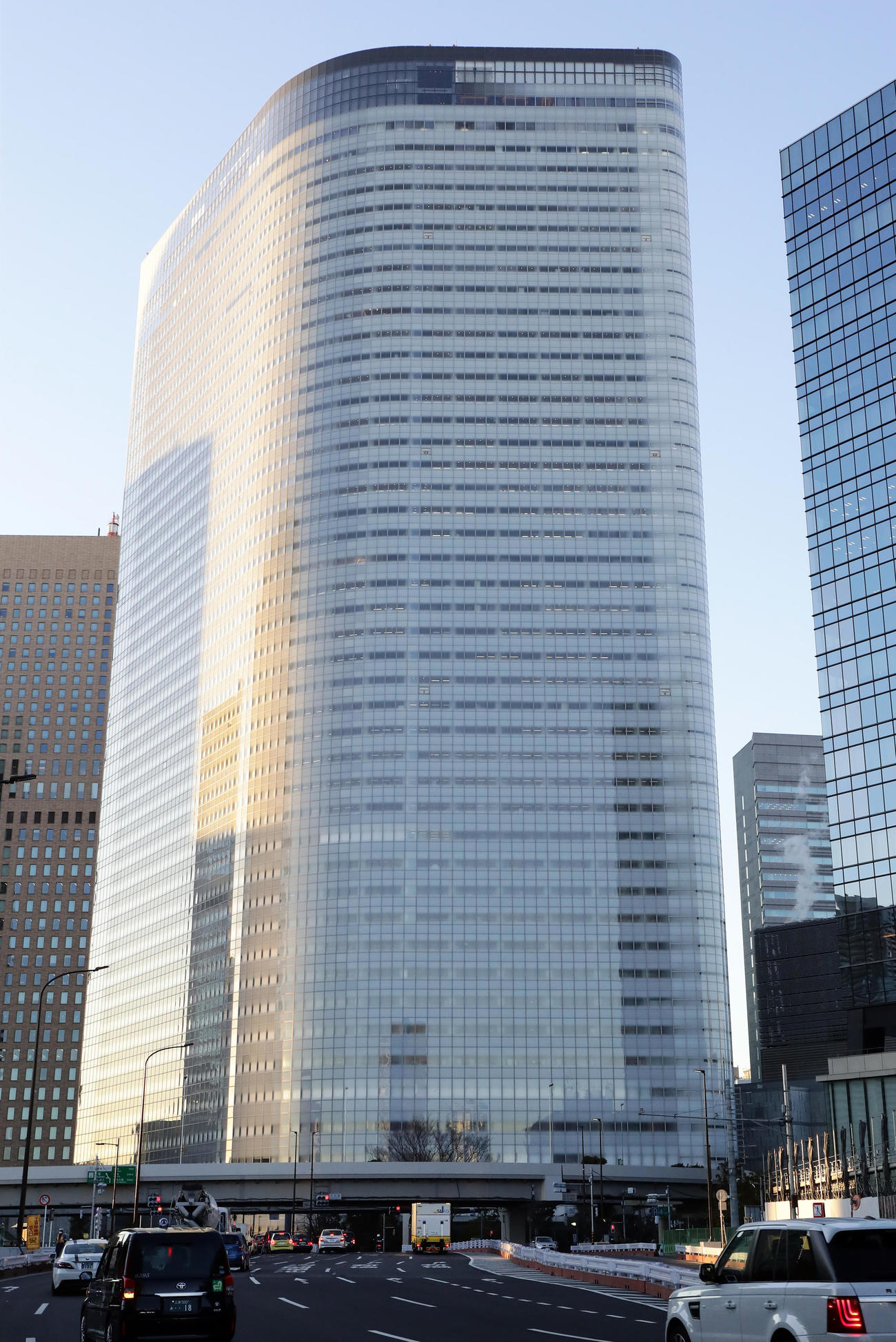 東京都港区にある電通本社ビル