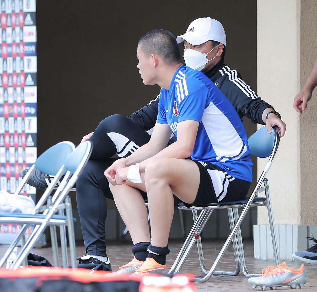 全日本大学選抜との練習試合を終え、U－21日本代表大岩監督（奥）と言葉を交わす中島（撮影・河田真司）