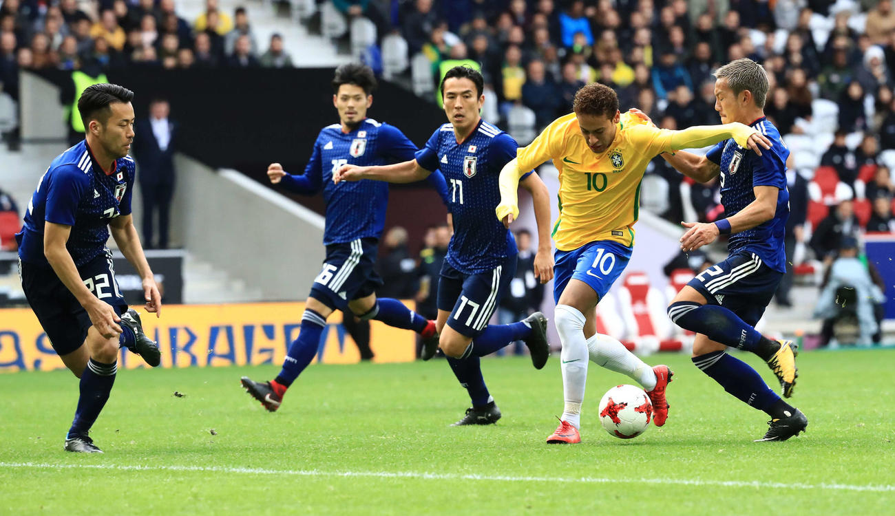 17年11月10日、国際親善試合　日本対ブラジル　攻めるネイマール（右から2人目）を止めに行く、左から吉田、山口、長谷部、1人おいて井手口