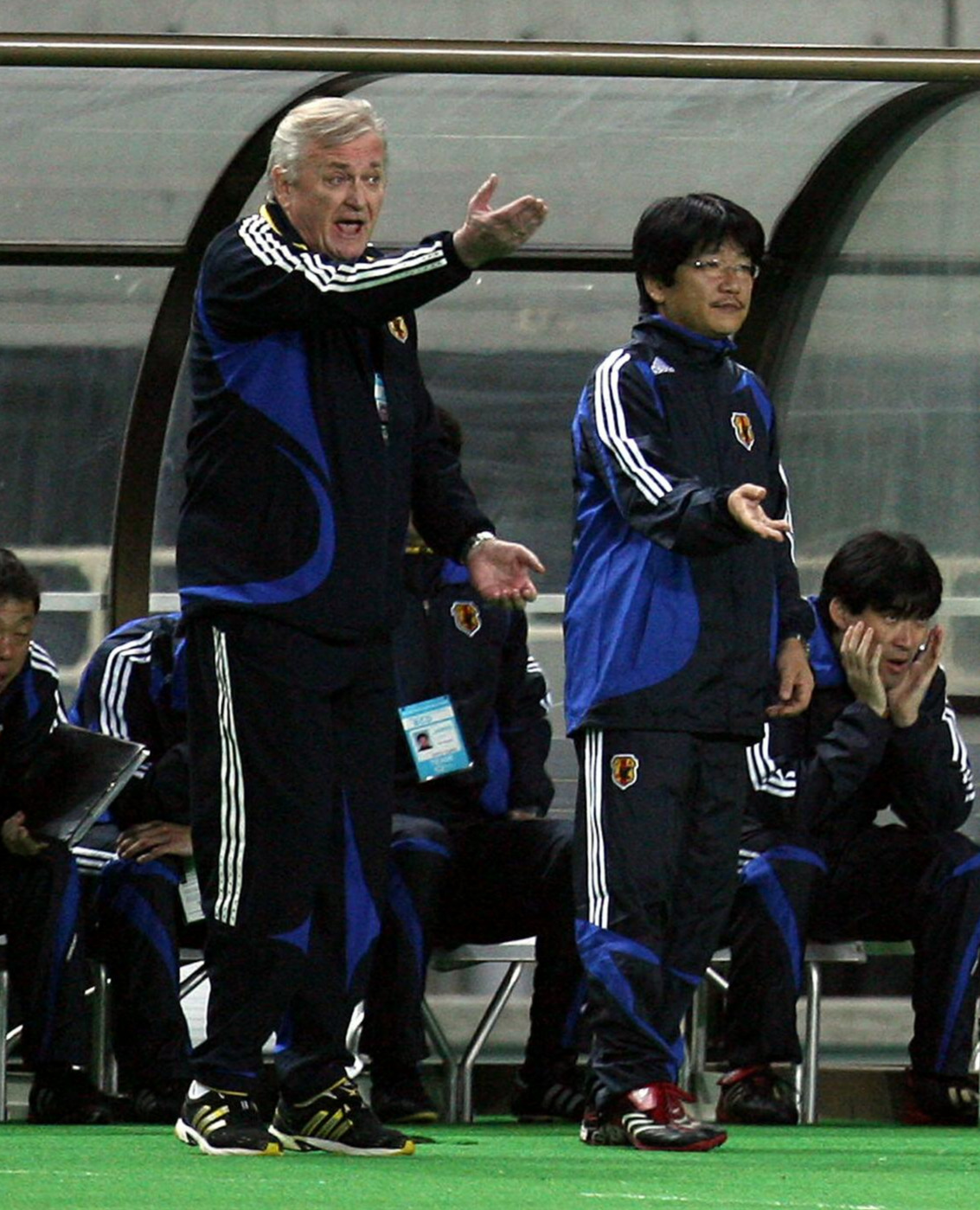 07年10月、AFCアジア・アフリカチャレンジ杯・エジプト戦で選手へ指示を出す日本代表監督のオシム氏（手前左）と通訳の千田善氏（同右）