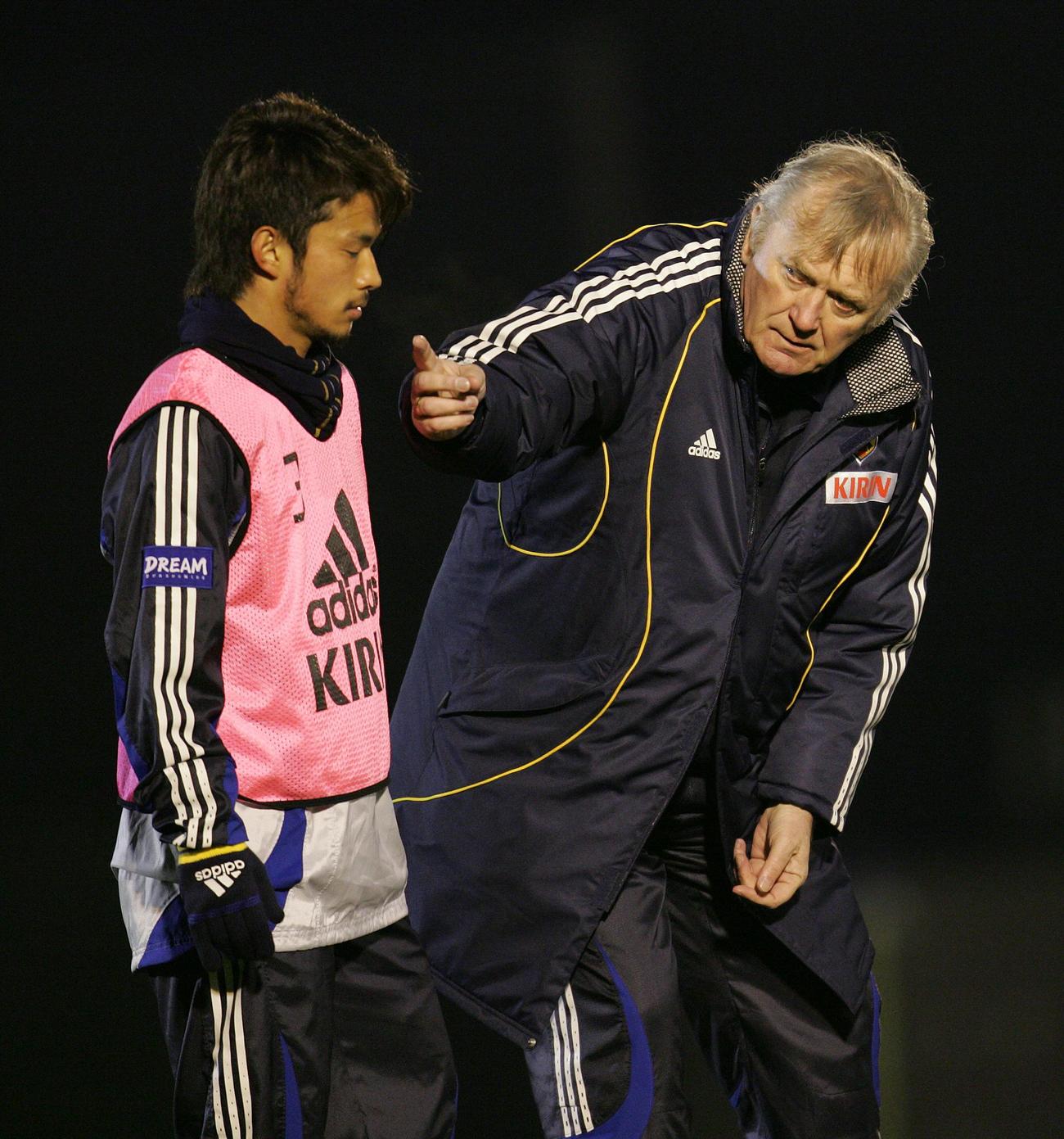 07年2月、日本代表練習　MF佐藤勇人（左）に指示を出すイビチャ・オシム監督