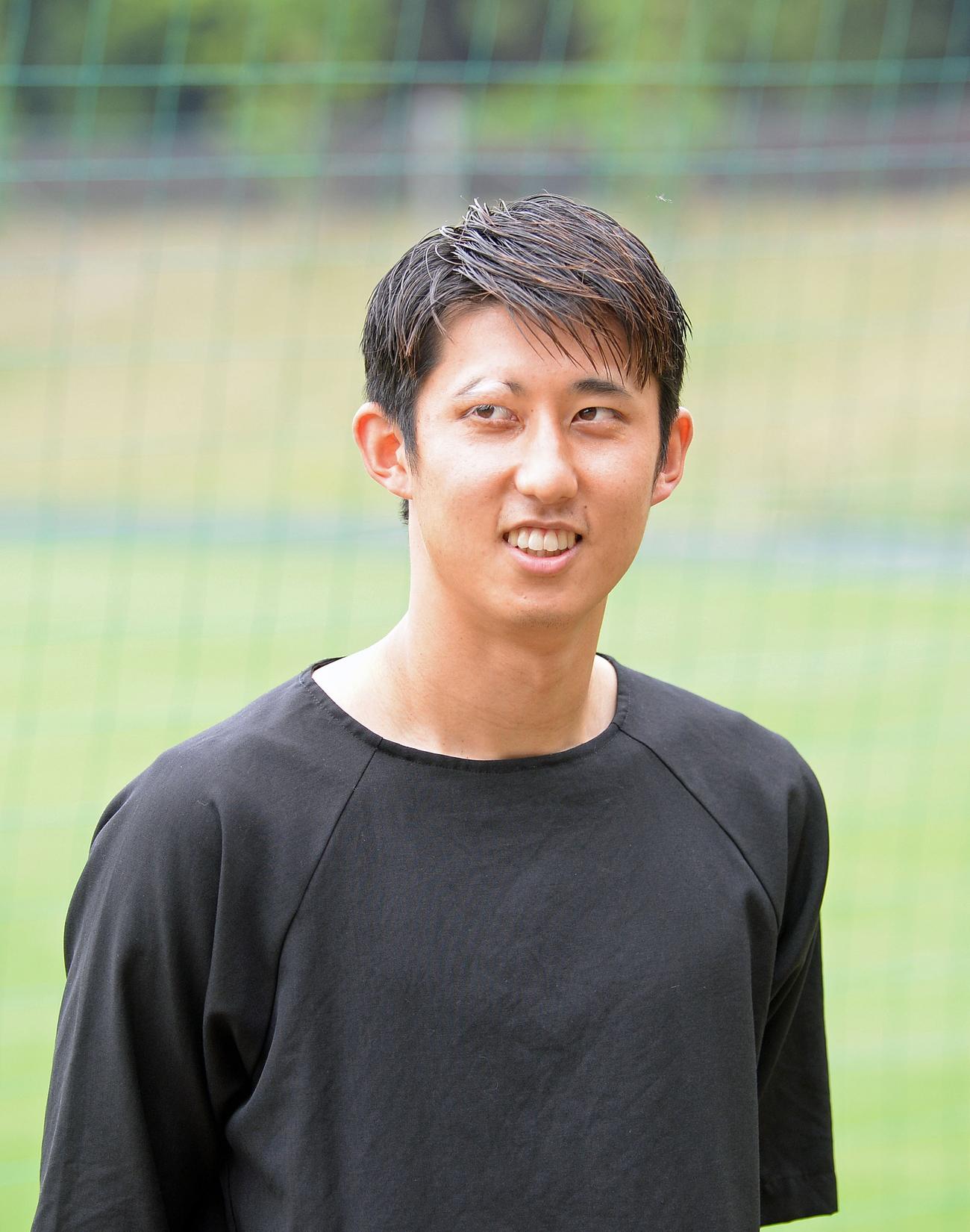 磐田の練習場を訪れ、取材に応じたシュツットガルト伊藤洋輝