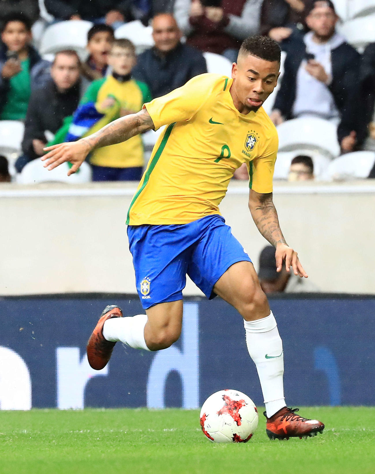 2017年11月　国際親善試合　日本対ブラジル　ドリブルするブラジル代表FWガブリエルジェズス