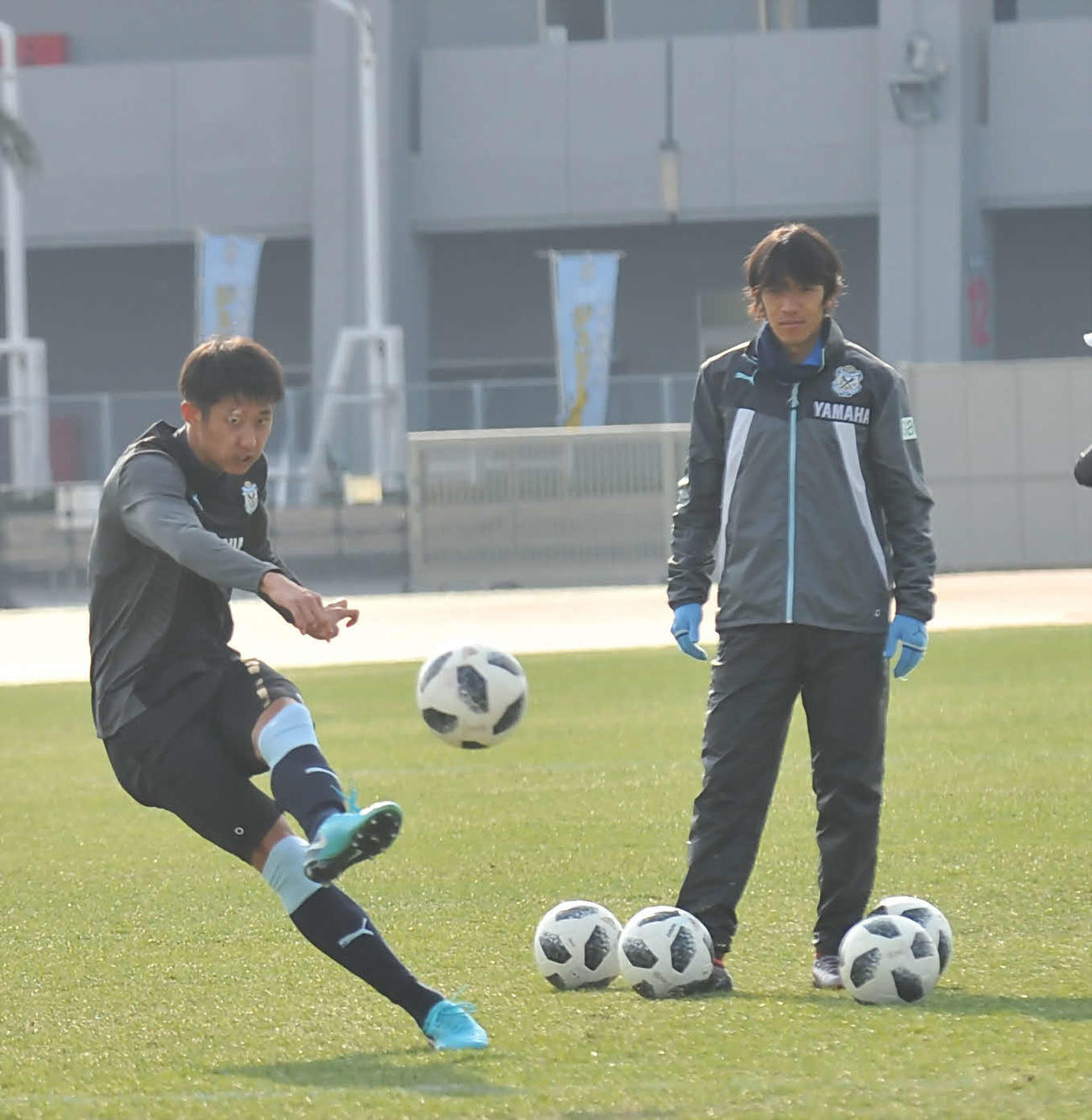 居残りでFK練習をする磐田MF伊藤洋輝（左）とMF中村俊輔＝2018年2月9日