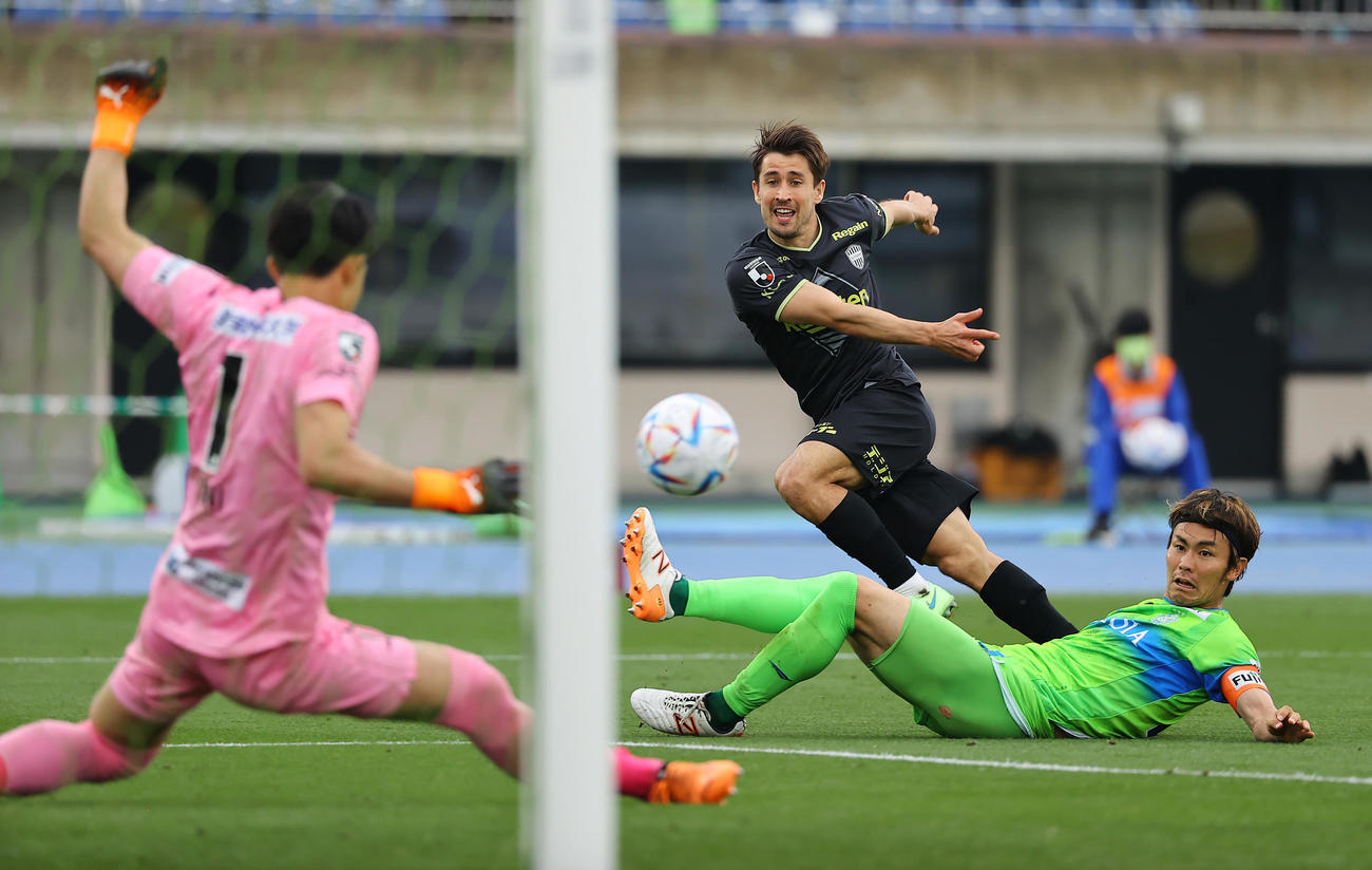 湘南対神戸　後半、神戸ボージャン（中央）がシュートを放つも湘南GK谷（手前）に阻まれる（撮影・垰建太）