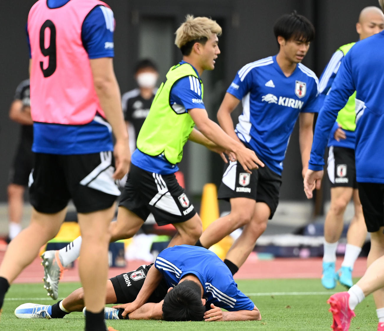 ミニゲームで負傷する久保（下）（撮影・横山健太）
