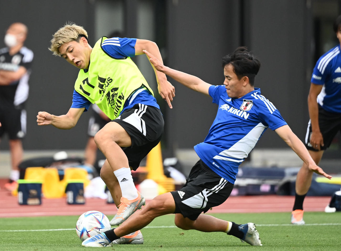ミニゲームで堂安（左）と交錯し負傷する久保（撮影・横山健太）