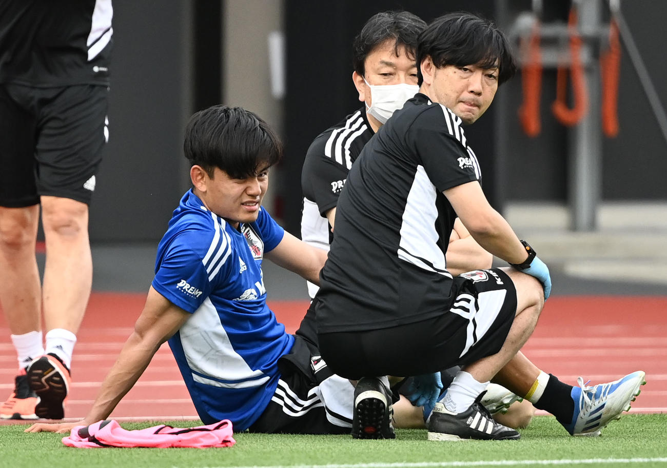 ミニゲームで負傷し険しい表情の久保（左）（撮影・横山健太）
