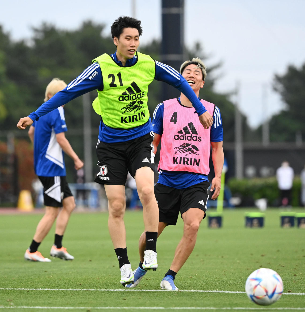 ミニゲームで競り合う鎌田（左）と浅野（撮影・横山健太）