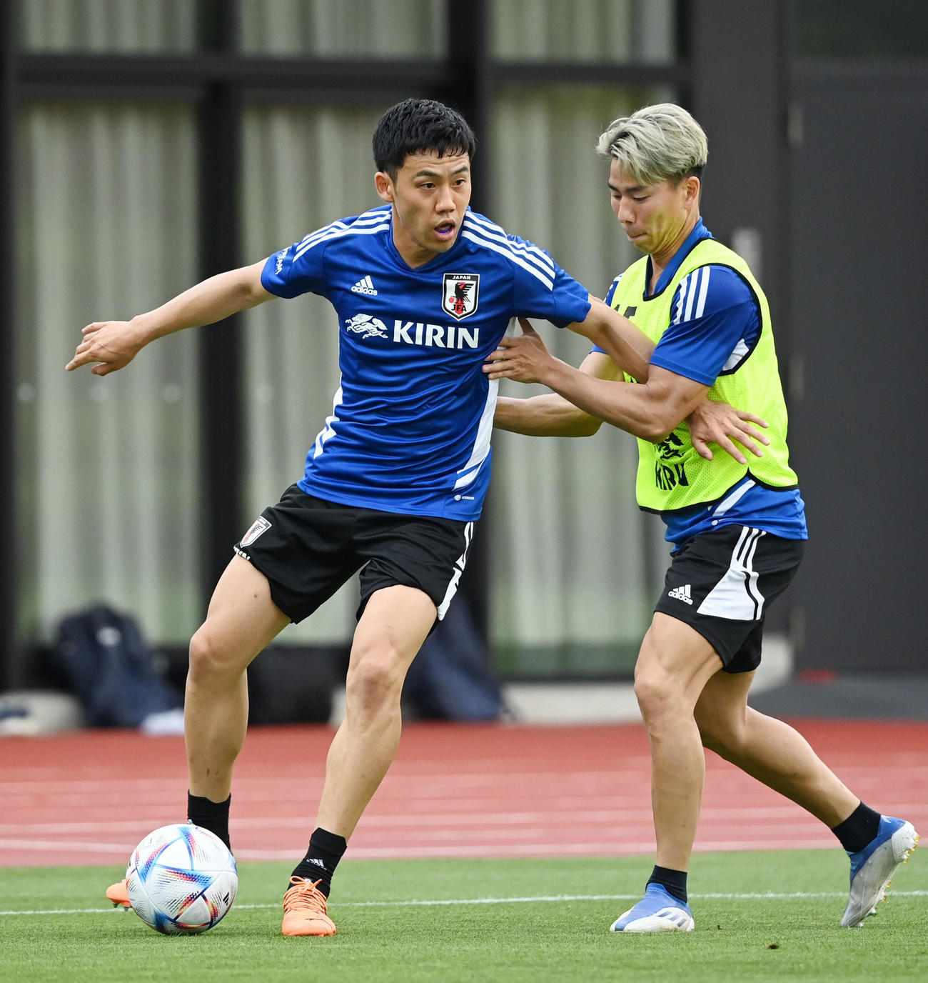 30日、競り合う遠藤（左）と浅野