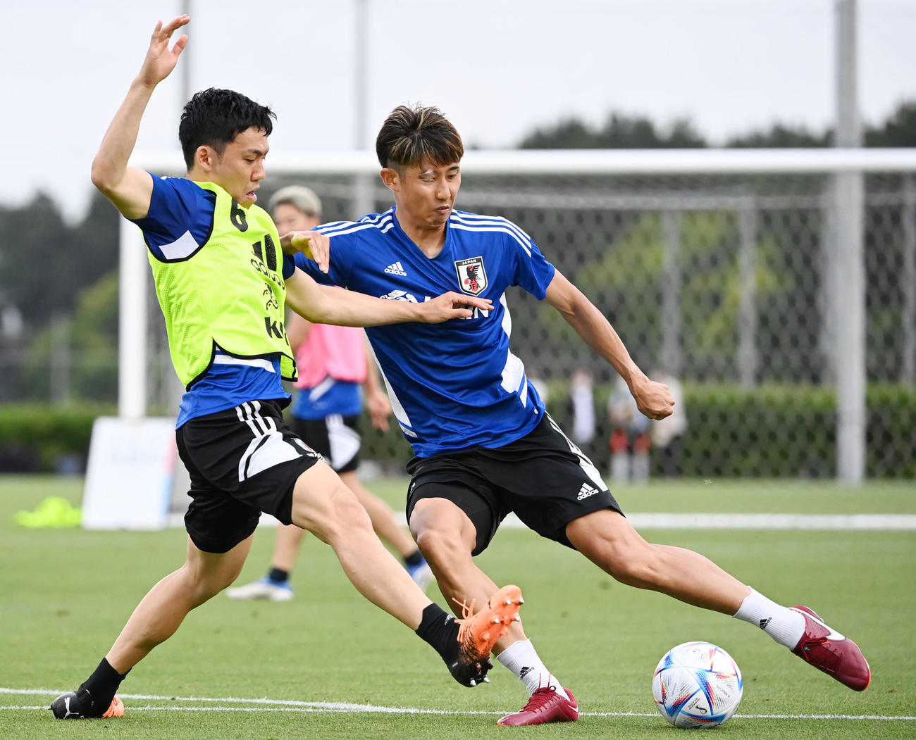 30日、競り合う伊藤洋（右）と遠藤