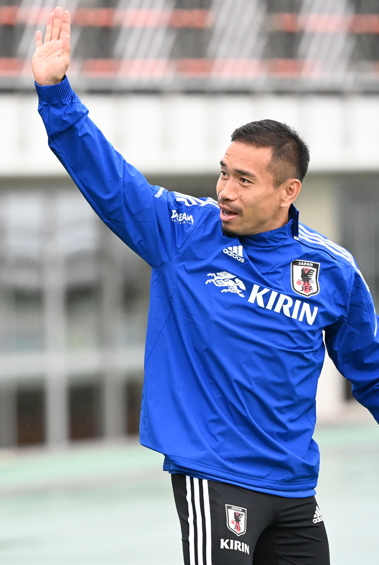 サポーターからの声援に応える長友（撮影・横山健太）