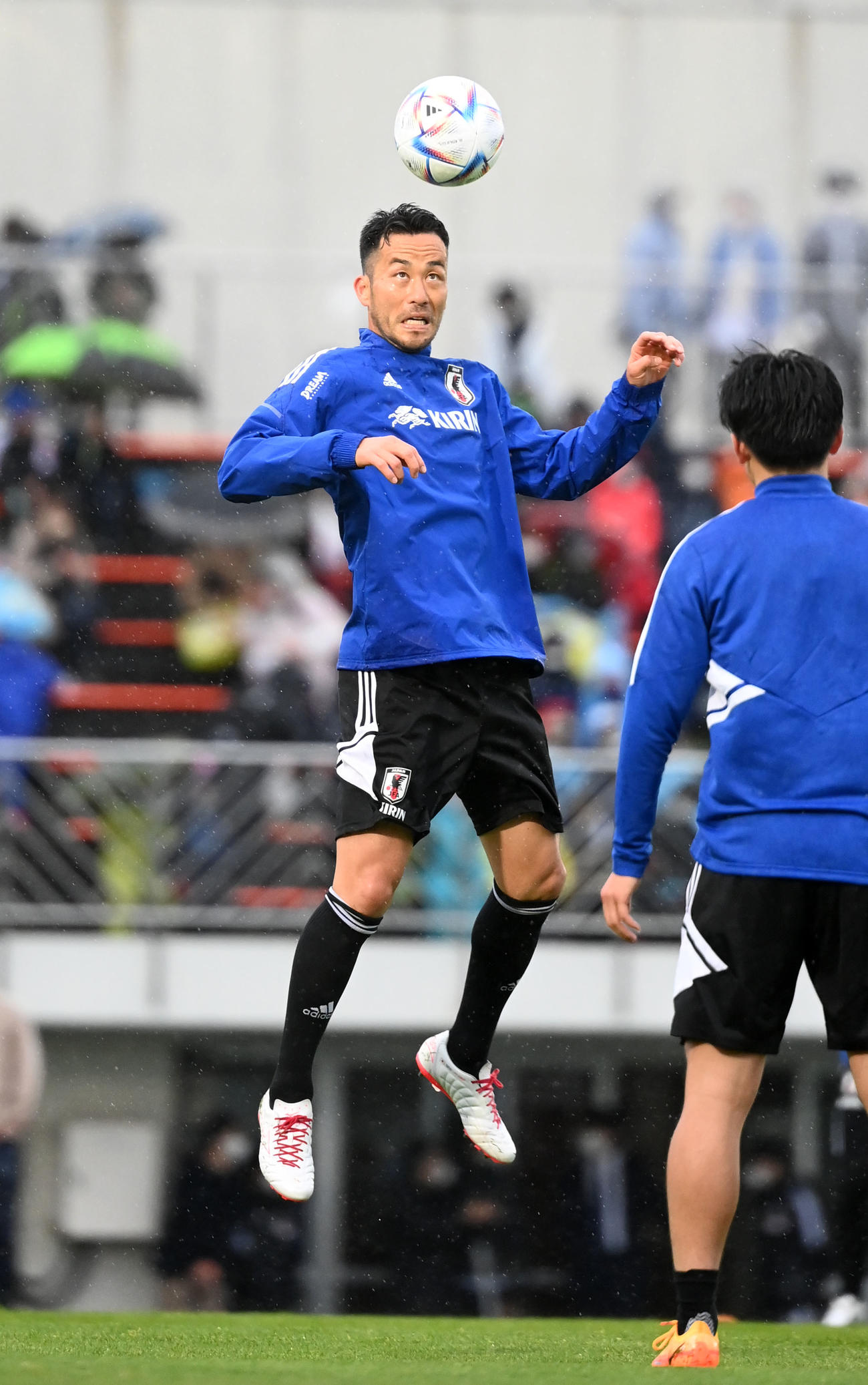 ヘディング練習をする吉田（撮影・横山健太）
