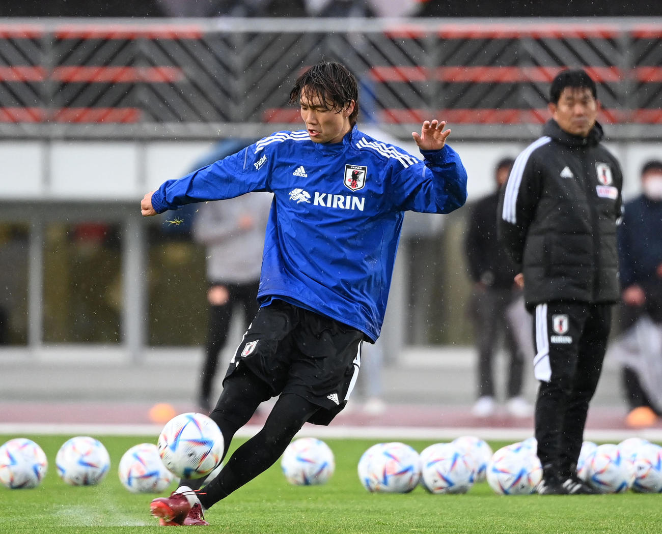 31日、クロスを上げる板倉（撮影・横山健太）