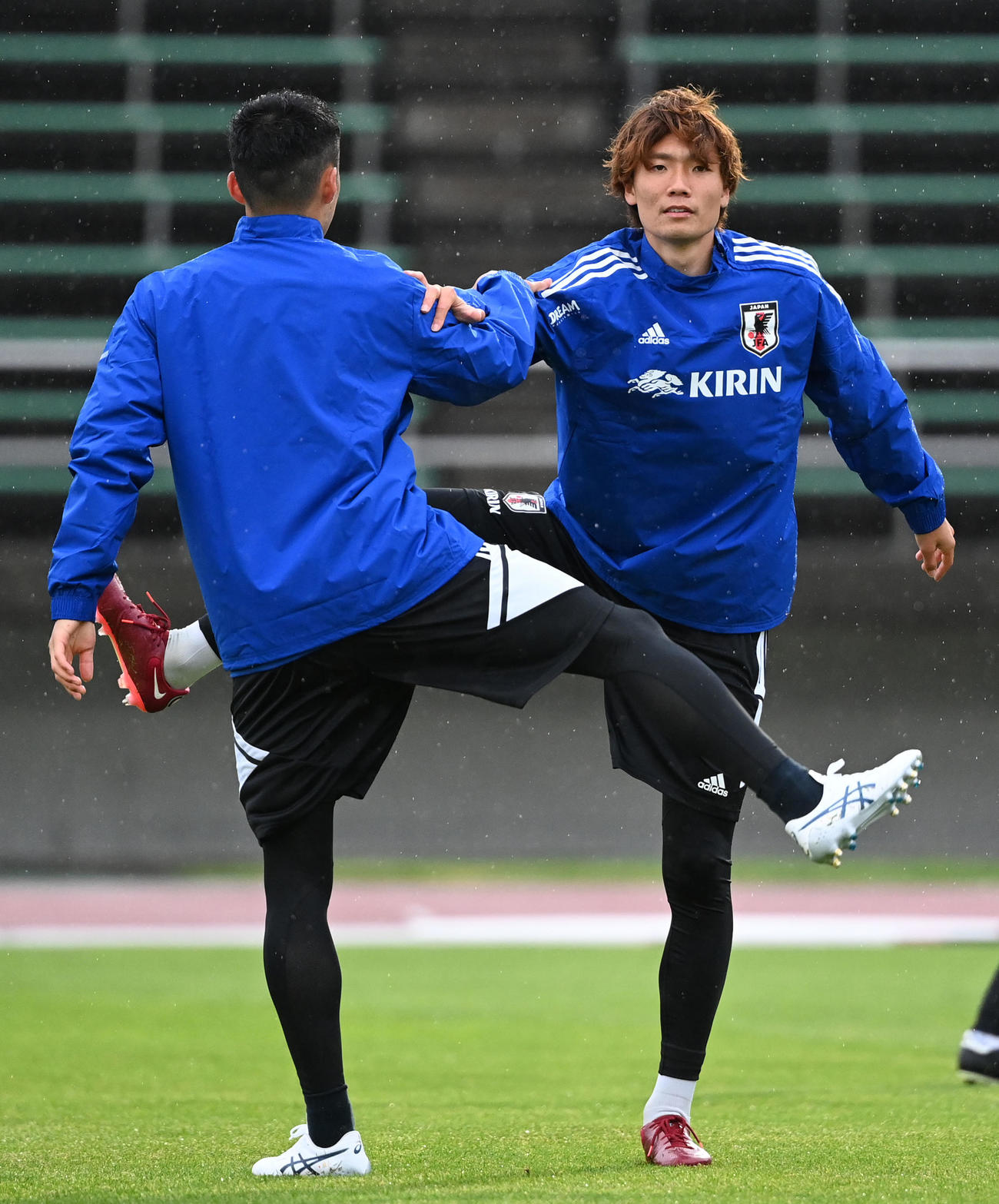 31日、ストレッチをする板倉（撮影・横山健太）