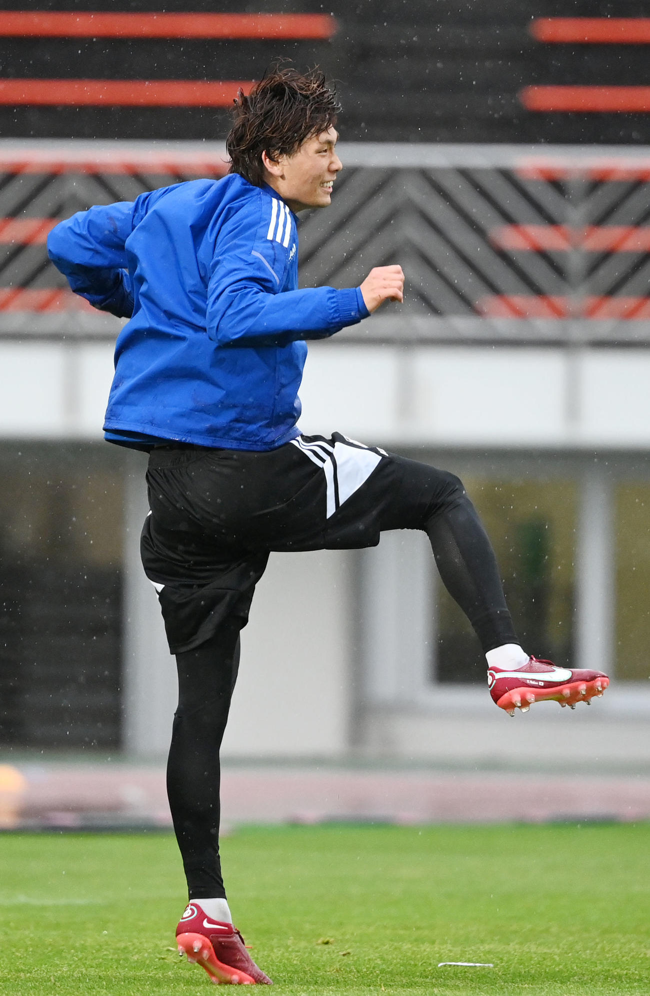 31日、ボールをクリアする板倉（撮影・横山健太）
