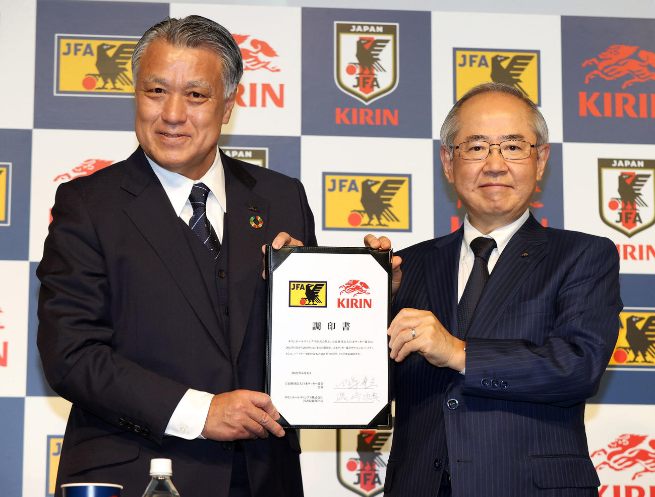 日本サッカー協会がキリングループとのオフィシャルパートナー契約（23～30年）を基本合意し、会見で記念撮影する田嶋会長（左）と磯崎社長（撮影・狩俣裕三）
