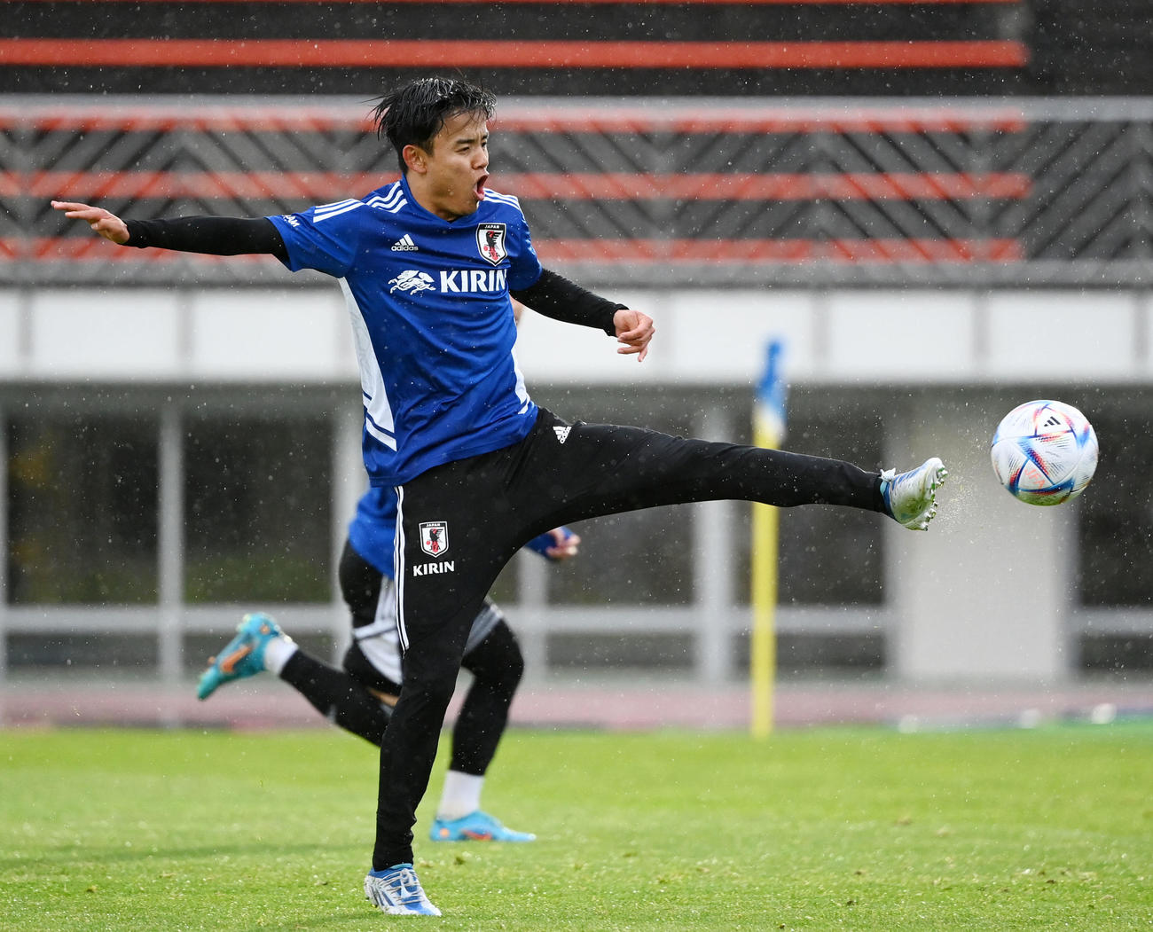 31日、シュート練習でゴールを決める久保
