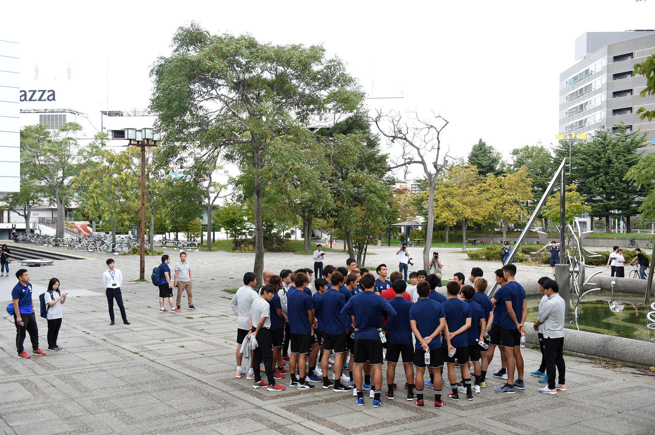 18年9月、地震の影響でチリ戦が中止となった日本代表。札幌市内の公園で調整した後、森保監督（円陣中央）は選手たちに声をかけた