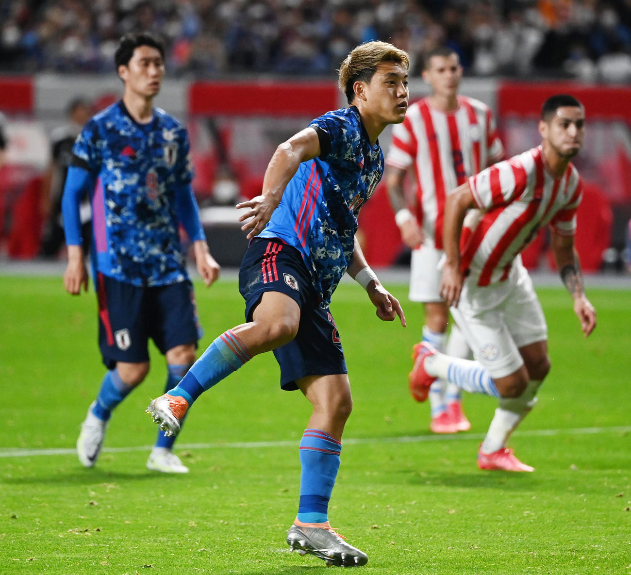 日本対パラグアイ　後半、PKを放つもGKに止められる堂安（撮影・横山健太）