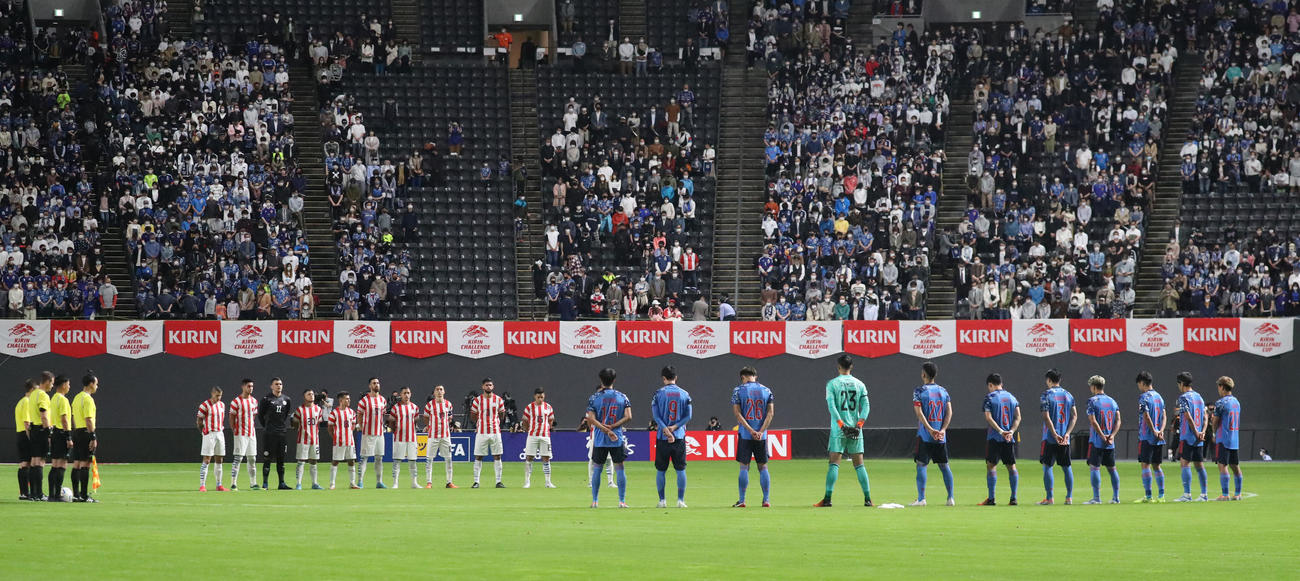日本対パラグアイ　試合前、イビチャ・オシム氏をしのび黙とうする両イレブン（撮影・横山健太）