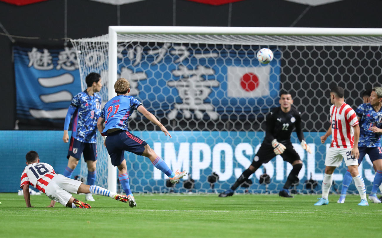 日本対パラグアイ　前半、シュートを放つ堂安（撮影・佐藤翔太）