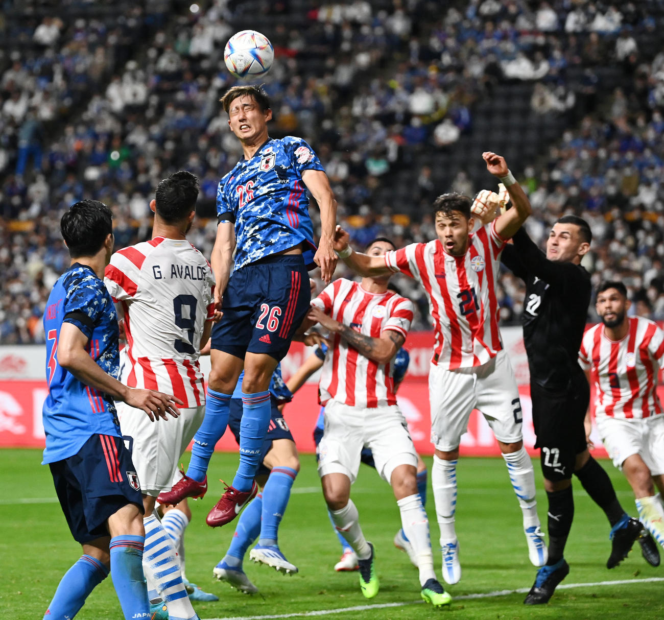 日本対パラグアイ　前半、ヘディングシュートをする伊藤（左から3人目）（撮影・横山健太）