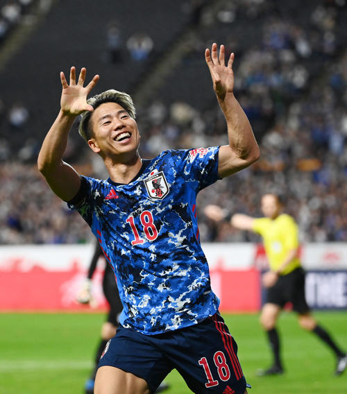 日本対パラグアイ　前半、先制ゴールを決め、笑顔でジャガーポーズの浅野（撮影・横山健太）