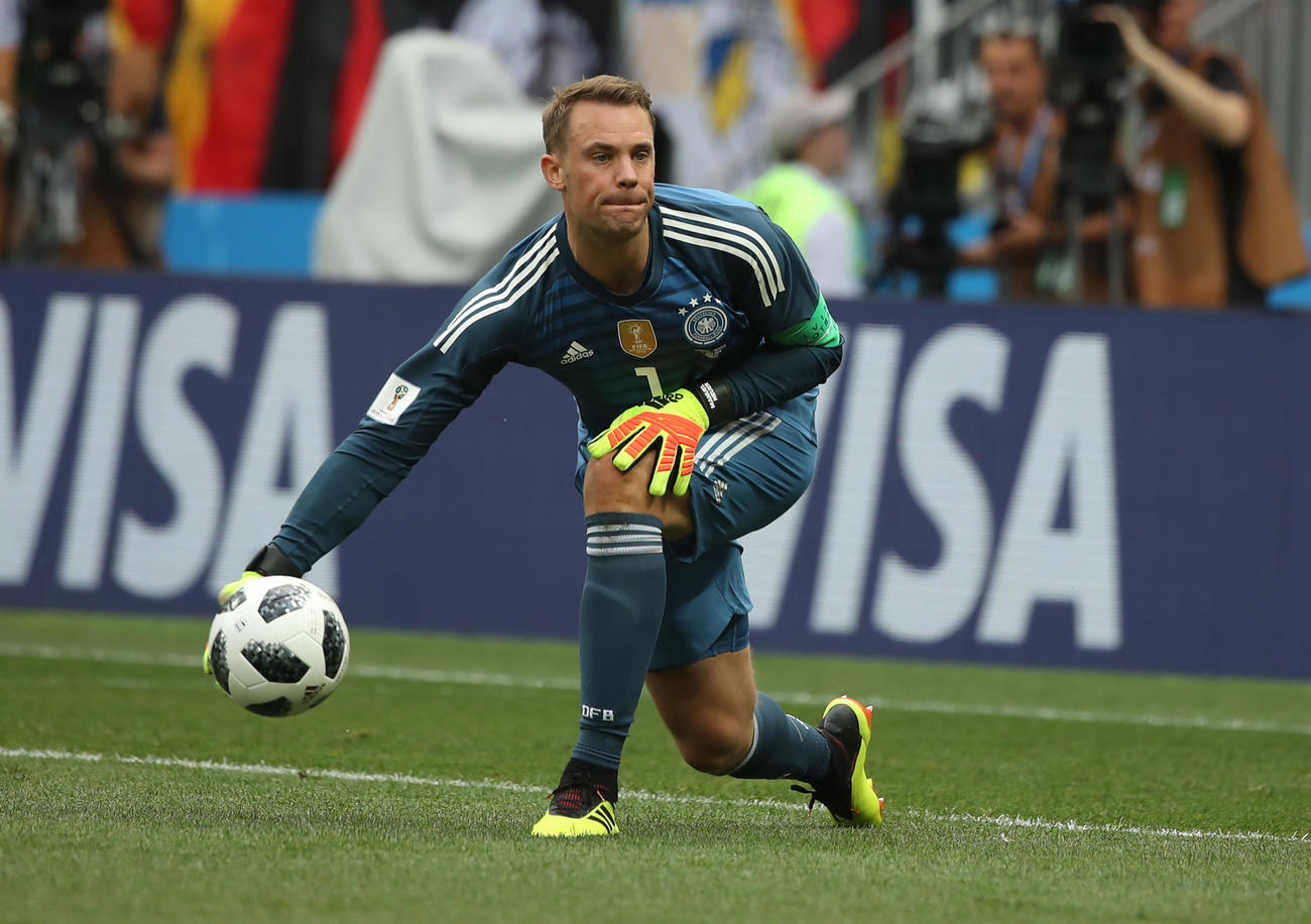W杯ロシア大会でボールを送るドイツGKマヌエル・ノイアー（2018年6月17日撮影）