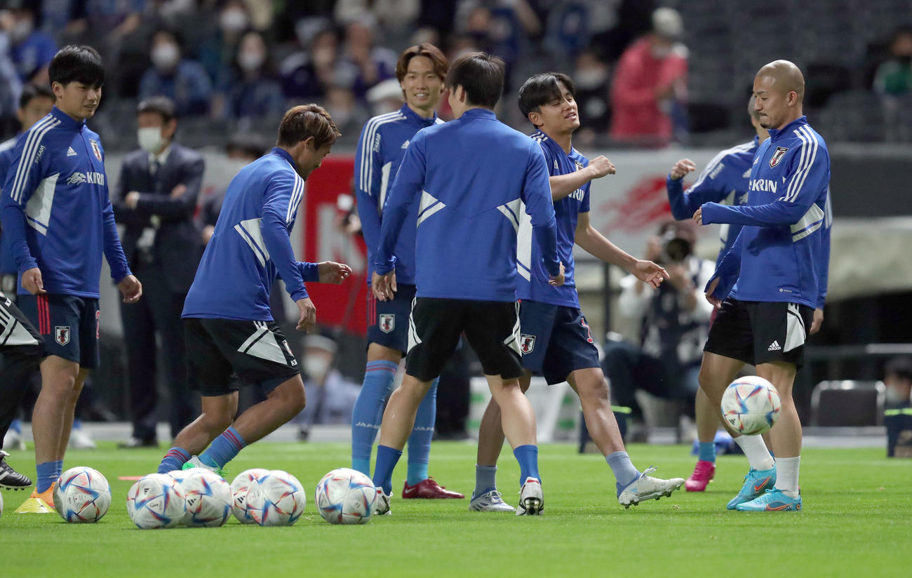 日本対パラグアイ　試合前、リラックスした様子でウオーミングアップをする日本代表イレブン（撮影・佐藤翔太）