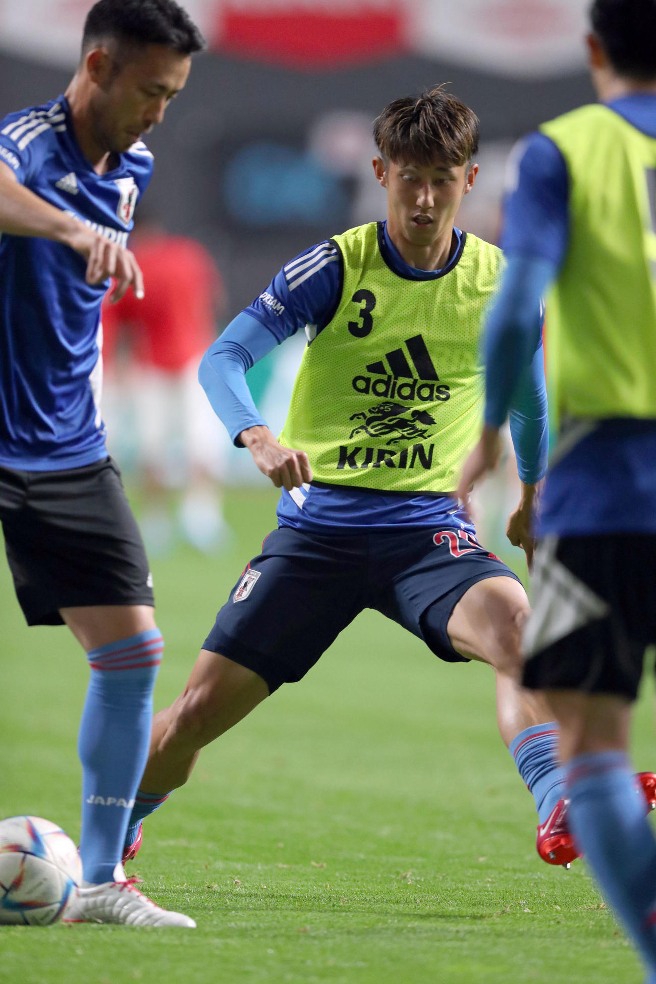 日本対パラグアイ　試合前、ボール回しをする伊藤洋輝（撮影・佐藤翔太）