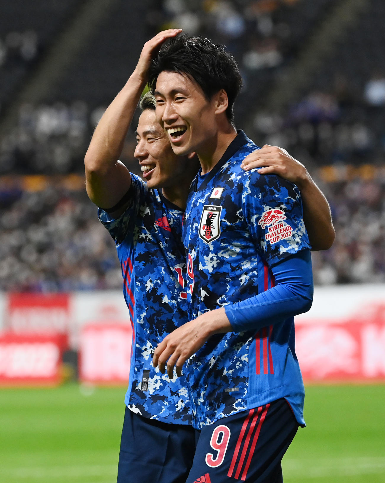 日本対パラグアイ　前半、ゴールを決める鎌田（撮影・横山健太）