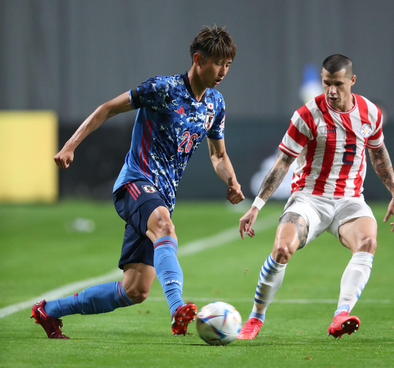 日本対パラグアイ　前半、ドリブルする伊藤洋輝（左）（撮影・佐藤翔太）