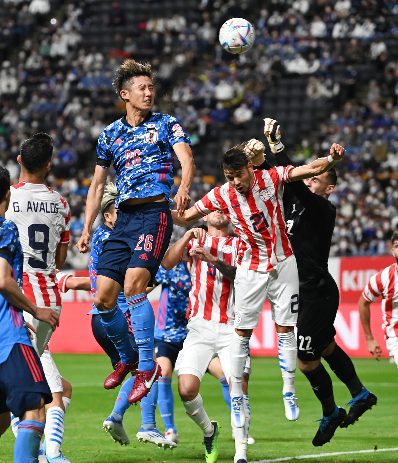 日本対パラグアイ　前半、ヘディングシュートをする伊藤洋輝（撮影・横山健太）