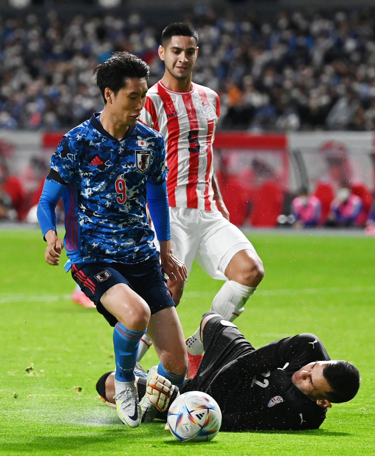 日本対パラグアイ　後半、ペナルティーエリア内でファウルを受け、PKを獲得する鎌田（左）（撮影・横山健太）