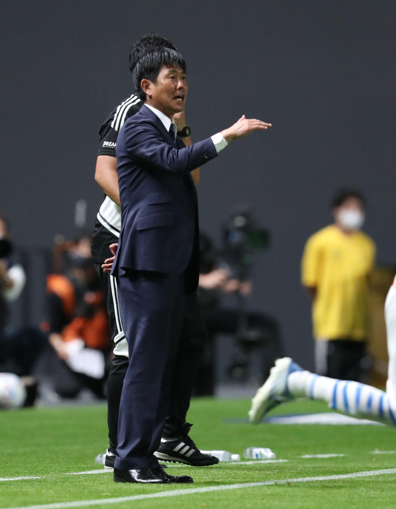 選手に指示する森保監督（撮影・佐藤翔太）
